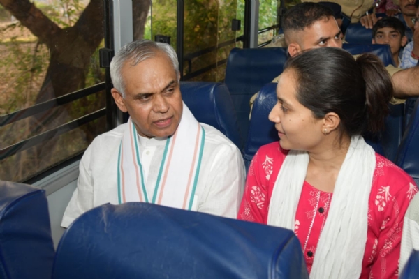 Governor Acharya Devvratji travelled for more than six hours in an ST bus in the scorching heat.