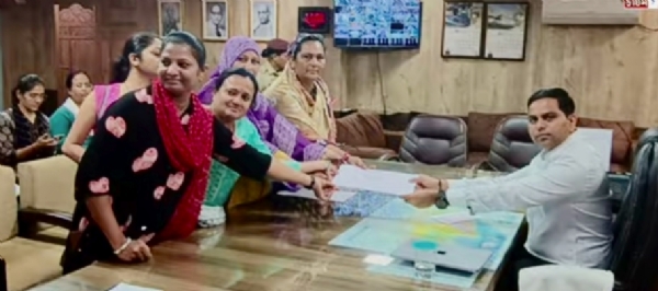 ચૂકવણા બાબતે રજૂઆત કરતી આશા વર્કર baheno
