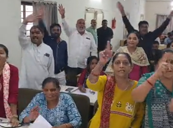 પાટણ નગરપાલિકાની પ્રથમ સામાન્ય સભામાં કોંગ્રેસ અને અપક્ષ કોર્પોરેટરોએ વિકાસના કામોમાં ભ્રષ્ટાચારના આક્ષેપો સાથે ભારે વિરોધ નોંધાવ્યો પાટણ નગરપાલિકાની પ્રથમ સામાન્ય સભામાં કોંગ્રેસ અને અપક્ષ કોર્પોરેટરોએ વિકાસના કામોમાં ભ્રષ્ટાચારના આક્ષેપો સાથે ભારે વિરોધ નોંધાવ્યો