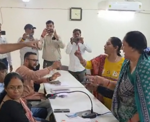 પાટણ નગરપાલિકાની પ્રથમ સામાન્ય સભામાં કોંગ્રેસ અને અપક્ષ કોર્પોરેટરોએ વિકાસના કામોમાં ભ્રષ્ટાચારના આક્ષેપો સાથે ભારે વિરોધ નોંધાવ્યો પાટણ નગરપાલિકાની પ્રથમ સામાન્ય સભામાં કોંગ્રેસ અને અપક્ષ કોર્પોરેટરોએ વિકાસના કામોમાં ભ્રષ્ટાચારના આક્ષેપો સાથે ભારે વિરોધ નોંધાવ્યો