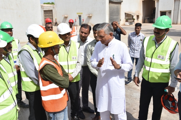 મંત્રી કુંવરજી બાવળિયાએ સૌરાષ્ટ્ર સિમેન્ટ મુલાકાત લધી.