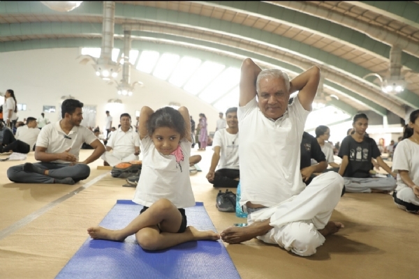 रसिकभाई पटेल अपनी 6 वर्षीय पोती तिलिका के साथ योग करते हुए रसिकभाई पटेल अपनी 6 वर्षीय पोती तिलिका के साथ योग करते हुए