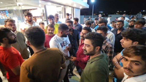 મેક ડોનાલ્ડ માં વિવાદ ઉભો થયો ત્યારની તસવીરો મેક ડોનાલ્ડ માં વિવાદ ઉભો થયો ત્યારની તસવીરો