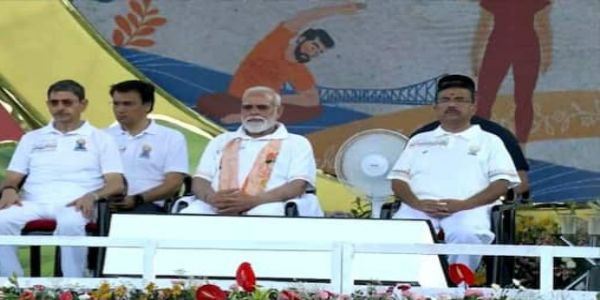 આંતરરાષ્ટ્રીય યોગ દિવસ પર રેડ રોડ ખાતે ભવ્ય આયોજન, પ્રધાનમંત્રી મોદી બોલ્યા - યોગ માનવ ચેતના સાથે જોડાવાનું માધ્યમ