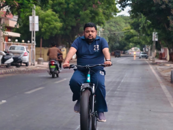 વિશ્વ યોગ દિવસ નિમિત્તે મેયર સાગરભાઈ મોદીની સાયકલ સવારી. વિશ્વ યોગ દિવસ નિમિત્તે મેયર સાગરભાઈ મોદીની સાયકલ સવારી.