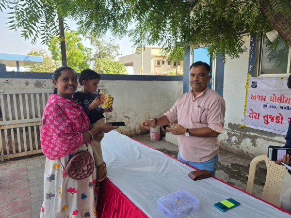 અંજાર પોલીસનો તેરા તુજકો અર્પણ કાર્યક્રમ અંજાર પોલીસનો તેરા તુજકો અર્પણ કાર્યક્રમ