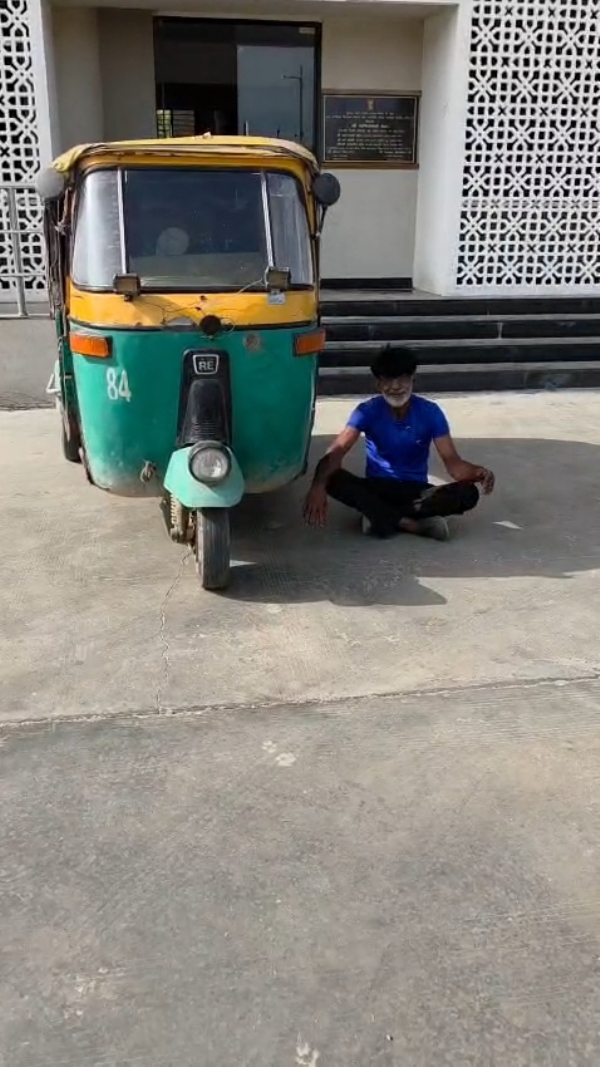 રિક્ષા સાથે પકડાયેલ ઈસમ રિક્ષા સાથે પકડાયેલ ઈસમ
