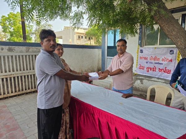 અંજાર પોલીસનો તેરા તુજકો અર્પણ કાર્યક્રમ અંજાર પોલીસનો તેરા તુજકો અર્પણ કાર્યક્રમ