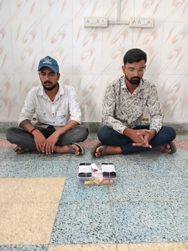 પોરબંદર શહેરમાં ચરસના જથ્થા સાથે બે શખ્સો ઝડપાયા. પોરબંદર શહેરમાં ચરસના જથ્થા સાથે બે શખ્સો ઝડપાયા.