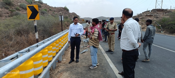 રોલર ક્રેશ બેરિયરનું નિરીક્ષણ કરતા કચ્છ કલેક્ટર રોલર ક્રેશ બેરિયરનું નિરીક્ષણ કરતા કચ્છ કલેક્ટર
