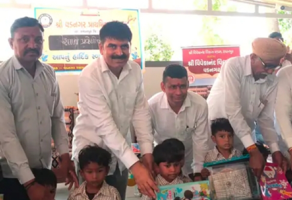રાધનપુર તાલુકાના વડનગર ગામની પ્રાથમિક શાળામાં પ્રવેશોત્સવ ઉજવાયો.