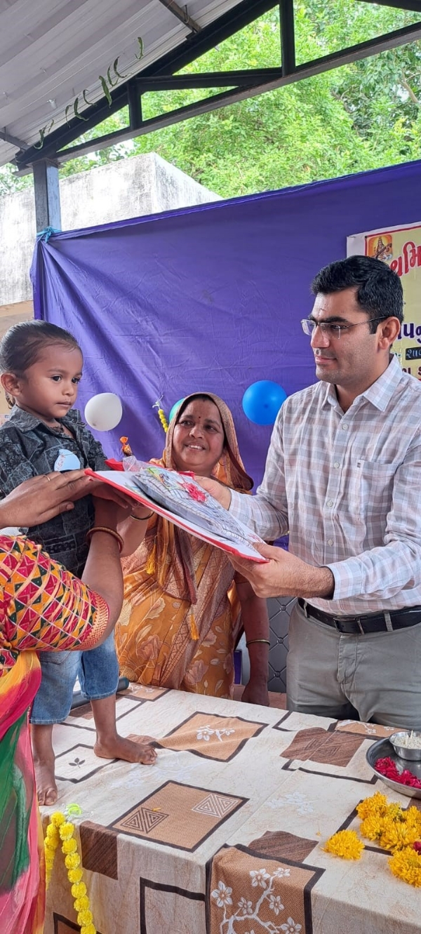 School entrance festival celebrated enthusiastically in Mota Raipara village in the presence of District Collector Ganga Singh