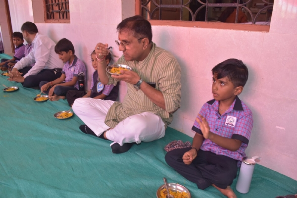 ભૂલકાઓ સાથે બેસી બાળસહજ ભાવે નાસ્તો કરતા શિક્ષણમંત્રી