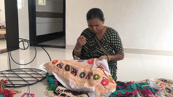 વસ્તુ તૈયાર કરતા મહિલા