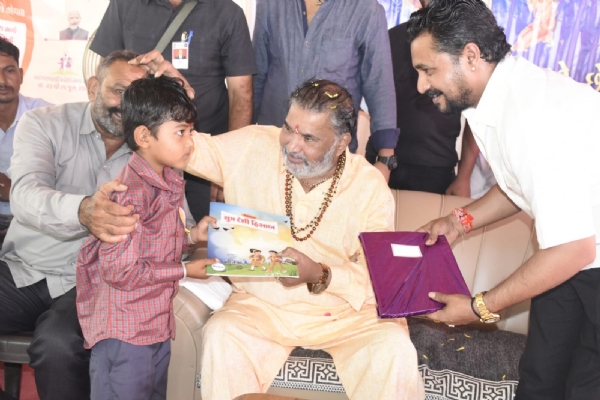 બાળકોને પ્રવેશ કરાવતા મંત્રી બાળકોને પ્રવેશ કરાવતા મંત્રી