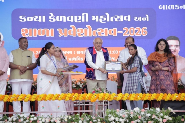 મુખ્યમંત્રી ભૂપેન્દ્ર પટેલે બાળકોનો શાળા પ્રવેશ કરાવ્યો મુખ્યમંત્રી ભૂપેન્દ્ર પટેલે બાળકોનો શાળા પ્રવેશ કરાવ્યો
