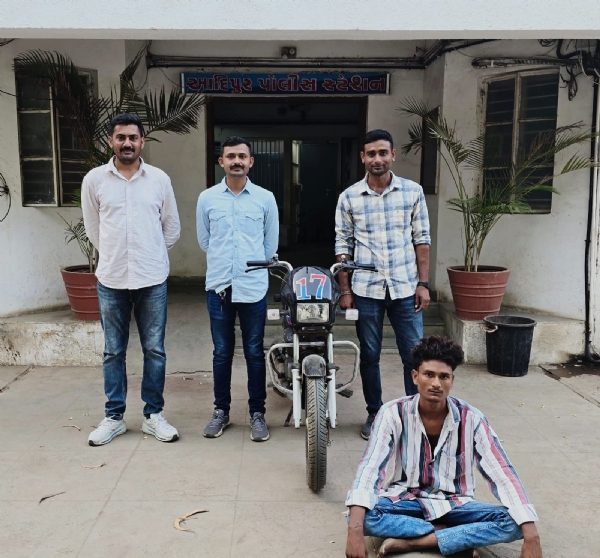 શંકાસ્પદ મોટર સાયકલ સાથે પકડાયેલો આરોપી