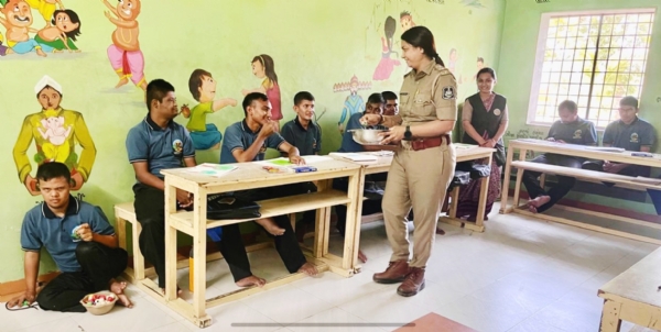 ભરૂચ મહિલા પોલીસ સ્ટેશનના પીએસઆઇ વૈશાલીબેન આહીરની અસ્મિતા વિકાસ કેન્દ્રની મુલાકાત