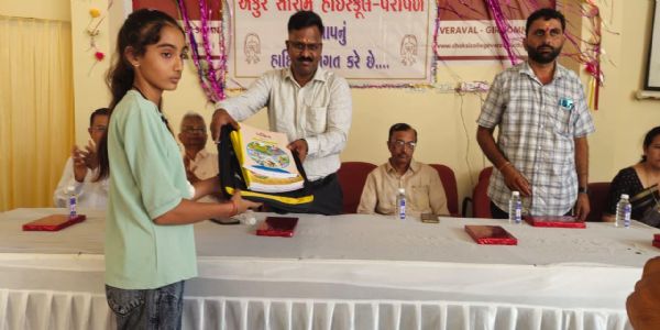 વેરાવળની અંકુર સૌરભ હાઈસ્કૂલમાં બાળકોને શાળા પ્રવેશોત્સવ કરાવતા જિલ્લાના પ્રભારી સચિવ જેનુ દેવન