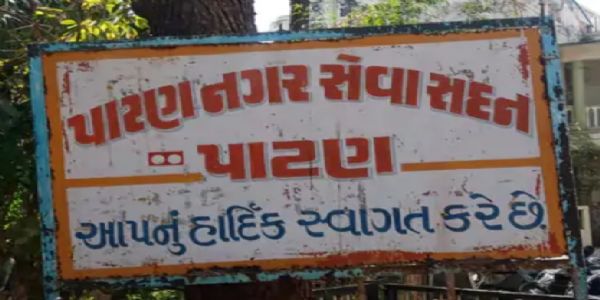 પાટણમાં ગેરકાયદે હોર્ડિંગ્સ સામે નગરપાલિકાની કડક કાર્યવાહી