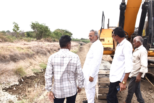 મંત્રી મોઢવાડીયાએ કિંદરખેડા અને કોલીખડા ખાતેના વિકાસકાર્યોનું સ્થળ નિરીક્ષણ.