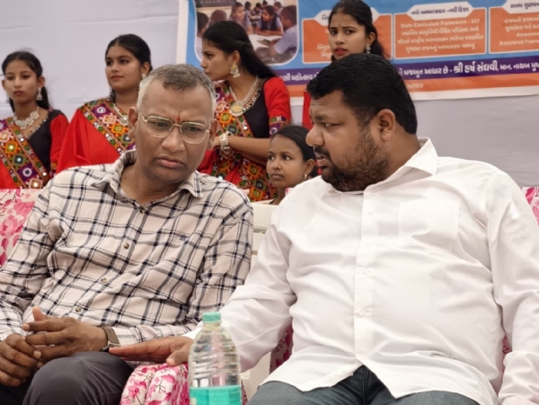 પોરબંદર મહાનગરપાલિકાના મેયર ની ઉપસ્થિતિમાં શાળા પ્રવેશોત્સવ યોજાયો.