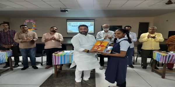 બારડોલી વિધાનસભામાં સમાવિષ્ટ ન.પ્રાથમિક શાળા અને સરકારી માધ્યમિક શાળા-બમરોલીના બાળકોને શાળા પ્રવેશ કરાવતા ધારાસભ્ય ઈશ્વરભાઈ પરમાર