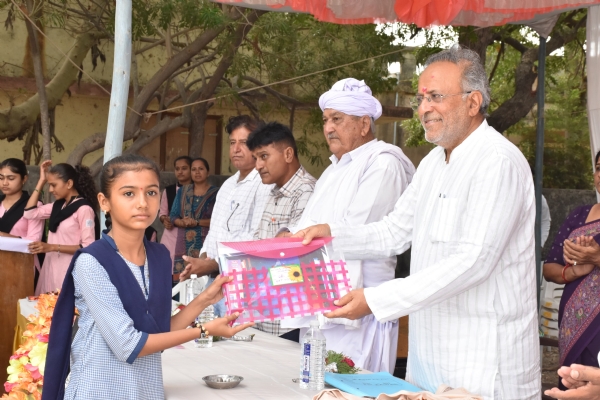 વન અને પર્યાવરણ મંત્રી  અર્જુન મોઢવાડિયાએ મોઢવાડા ખાતે બાળકોને શાળામાં પ્રવેશ કરાવ્યો.