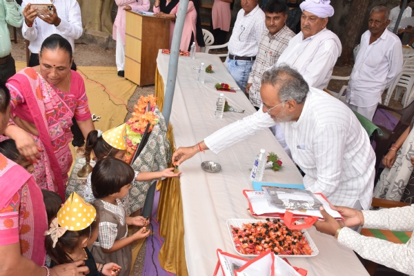 વન અને પર્યાવરણ મંત્રી  અર્જુન મોઢવાડિયાએ મોઢવાડા ખાતે બાળકોને શાળામાં પ્રવેશ કરાવ્યો.