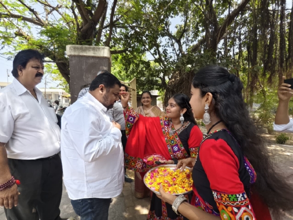 પોરબંદર મહાનગરપાલિકાના મેયર ની ઉપસ્થિતિમાં શાળા પ્રવેશોત્સવ યોજાયો.