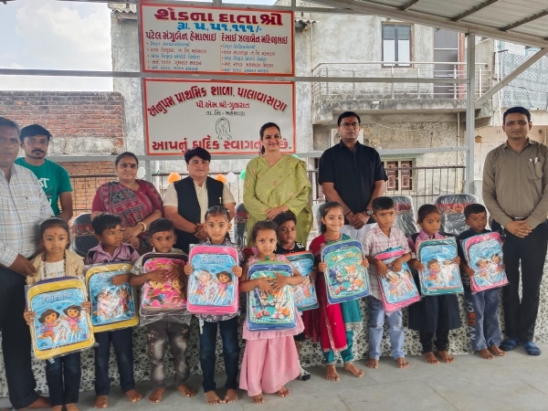 મહેસાણા મહાનગરપાલિકા દ્વારા શાળા પ્રવેશોત્સવની ઉજવણી, વિદ્યાર્થીઓને શૈક્ષણિક કિટનું વિતરણ