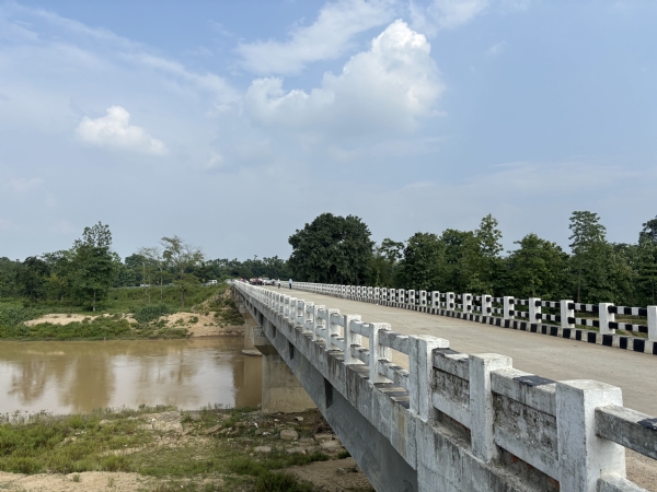 असम के पूर्वी कार्बी आंगलोंग जिले में धनस्री नदी पर नवनिर्मित 102 मीटर स्पैन के आरसीसी ब्रिज