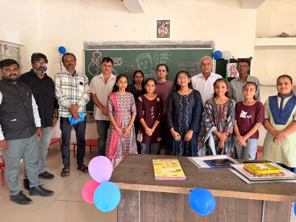 જિલ્લા પંચાયત પ્રમુખએ છત્રાવા અને કાસાબડ ખાતે બાળકોને શાળામાં પ્રવેશ કરાવ્યો.
