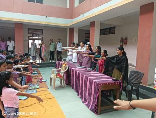 જિલ્લા પંચાયત પ્રમુખએ છત્રાવા અને કાસાબડ ખાતે બાળકોને શાળામાં પ્રવેશ કરાવ્યો.