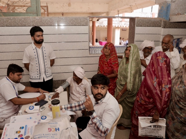 આરોગ્ય કેમ્પ નો લાભ લેતા લાભાર્થી