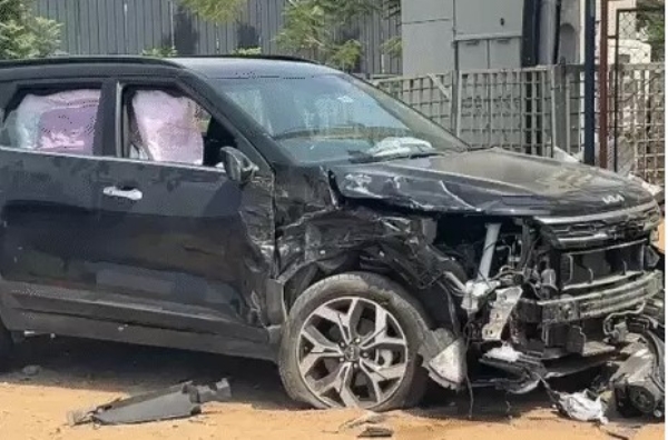 Collision between Mercedes and Kia on Shela-VIP road in Ahmedabad