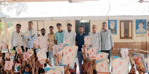 મહેસાણા: વિરમપુરા પ્રાથમિક શાળામાં વિદ્યાર્થીઓને નોટબુક અને શિક્ષણ કિટનું વિતરણ