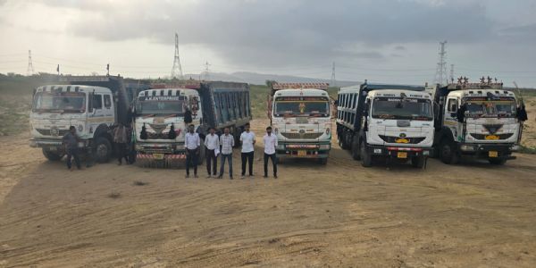 ખાવડામાં ગેરકાયદે ખનીજ માફિયા સામે વહીવટીતંત્રનો મોટો પ્રહાર: 7 ઓવરલોડ ટ્રક સીઝ, રૂ. 1.75 કરોડનો મુદ્દામાલ જપ્ત