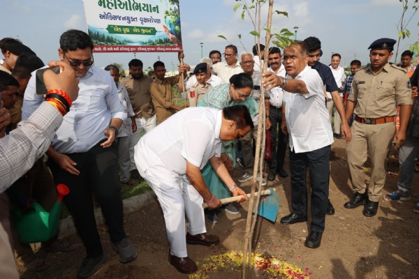 मेगा वृक्षारोपण अभियान में केंद्रीय जलशक्ति मंत्री सी आर पाटिल व महापौर माया मावाणी वृक्षारोपण करते हुए