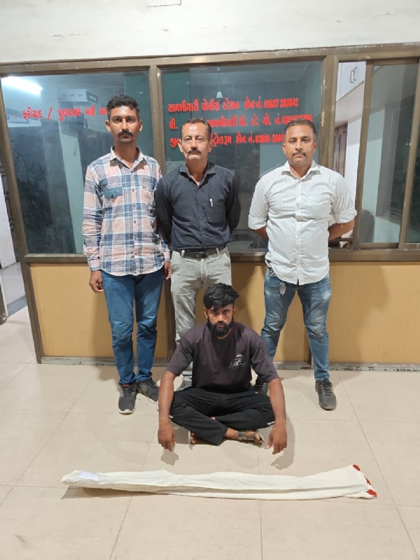હથિયાર સાથે પકડાયેલ યુવક
