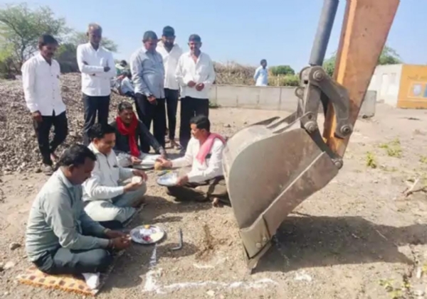 સ્નાન ઘાટનું ખાતમુહૂર્ત કરતા આગેવાનો