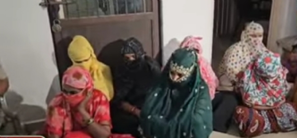 પોલીસે રાઉન્ડઅપ કરેલા વ્યક્તિઓ