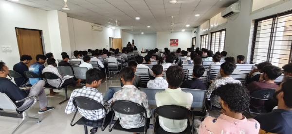 સેમિનારમાં વિદ્યાર્થીઓ ઉપસ્થિત રહ્યા
