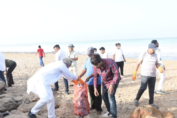 વિશ્વ પર્યાવરણ દિવસ નિમિત્તે પોરબંદર ચોપાટી ખાતે વન અને પર્યાવરણ મંત્રીનો પ્લાસ્ટિક અને પ્રદૂષણ મુક્ત પોરબંદર માટે શ્રમ યજ્ઞ.