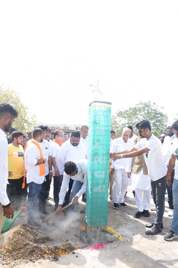 વિશ્વ પર્યાવરણ દિવસ નિમિત્તે વન અને પર્યાવરણ મંત્રીની ઉપસ્થિતિમાં વૃક્ષારોપણ કરાયું.