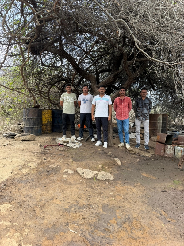 બરડા ડુંગરમાં ચાલતી દેશી દારૂની ભઠ્ઠી પર પોલીસ ત્રાટકી.