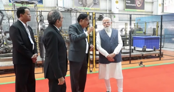 सूरत में एलएंडटी का निरीक्षण करते प्रधानमंत्री नरेंद्र मोदी