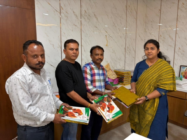 મેયર સોનલબેન ઓઝાની પહેલથી જરૂરિયાતમંદ પરિવારોને કરિયાણાની કીટોનું વિતરણ
