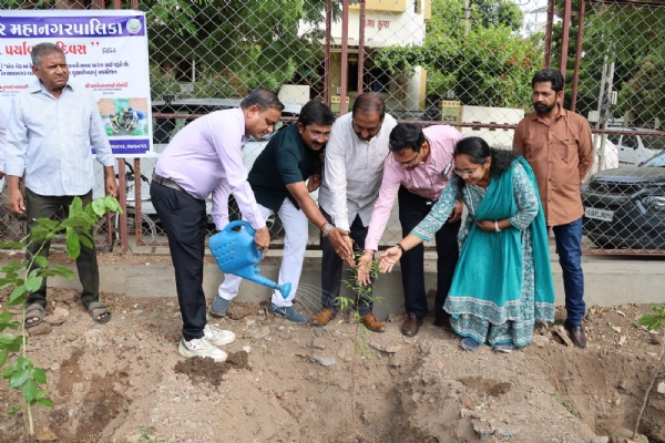 વૃક્ષોનું વાવેતર કરતા અધિકારીઓ