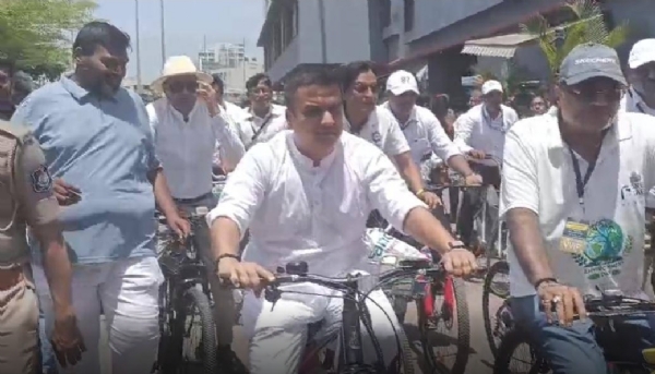 गुजरात के गृह राज्य मंत्री हर्ष संघवी सहित कई गणमान्य व्यक्तियों ने  साइकिल चलाकर पर्यावरण संरक्षण का संदेश देते हुए